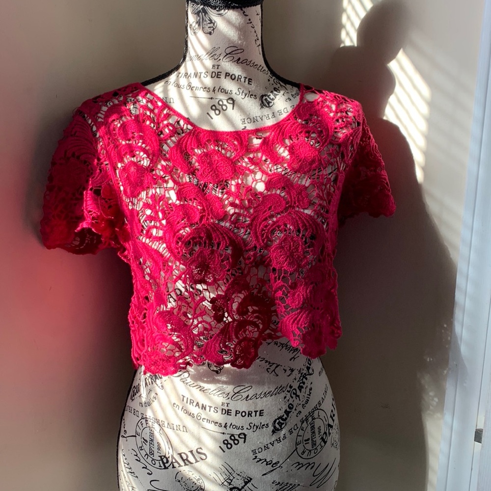 CHARLOTTE RUSSE Floral Net Crop Top